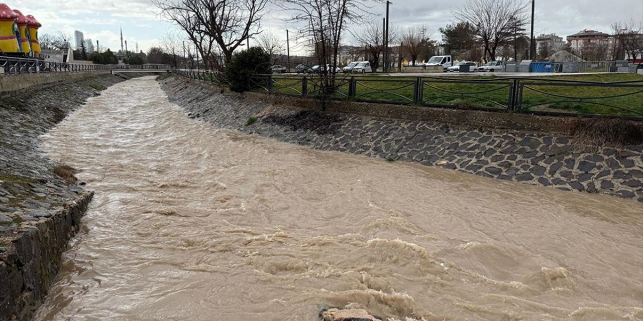 Bazı İllerde Sağanak Etkili Oluyor