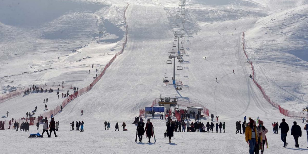 Hesarek Kayak Merkezi'nde İlkbaharda Kayak Keyfi