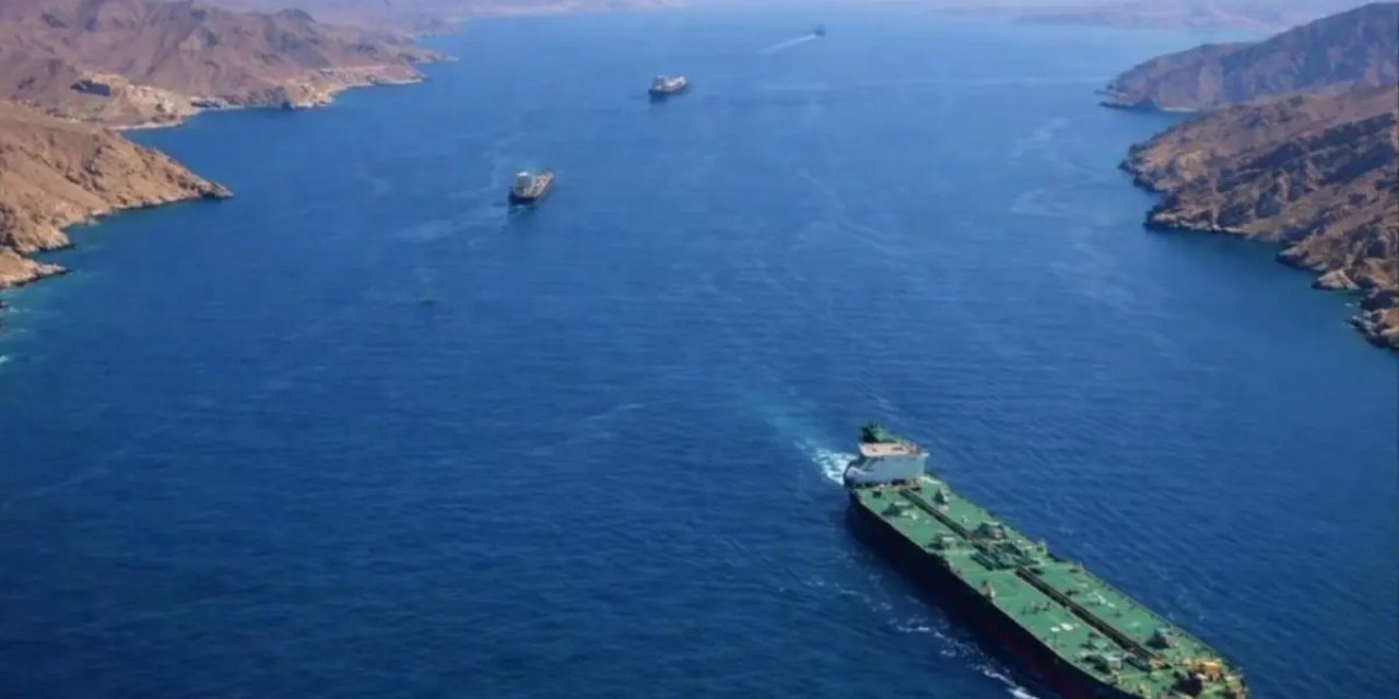 Hürmüz Boğazı'ndan ''İran'a Ait Olmayan'' İlk Ham Petrol Tankeri Geçti