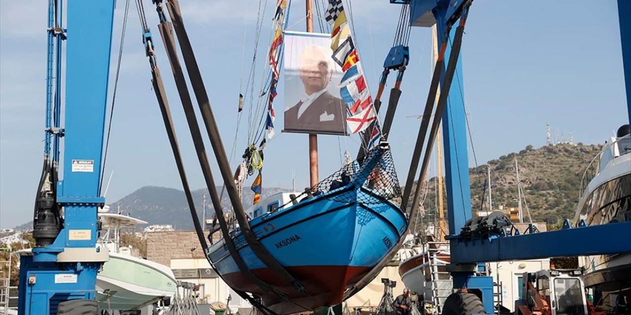 Bodrum'un Son Sünger Avcısı "Aksona Mehmet" 64 Yıllık Teknesini Denize İndirdi