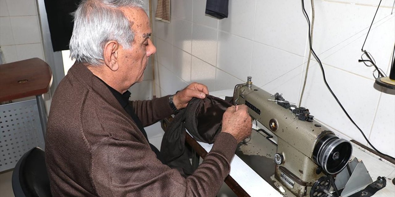 Yarım Asırlık Terzilik Mesleğini Huzurevinde Sürdürüyor