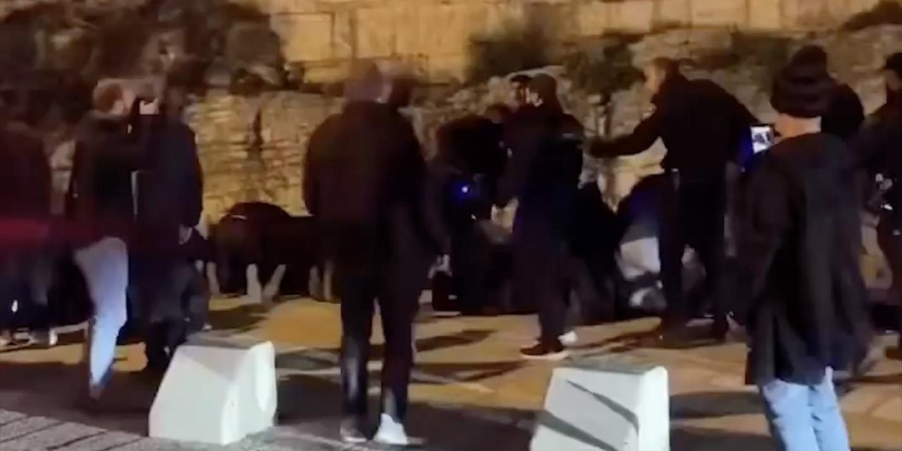 İsrail Polisi, Eski Şehir Surları Önünde Teravih Kılmak İsteyen Filistinlilere Saldırdı