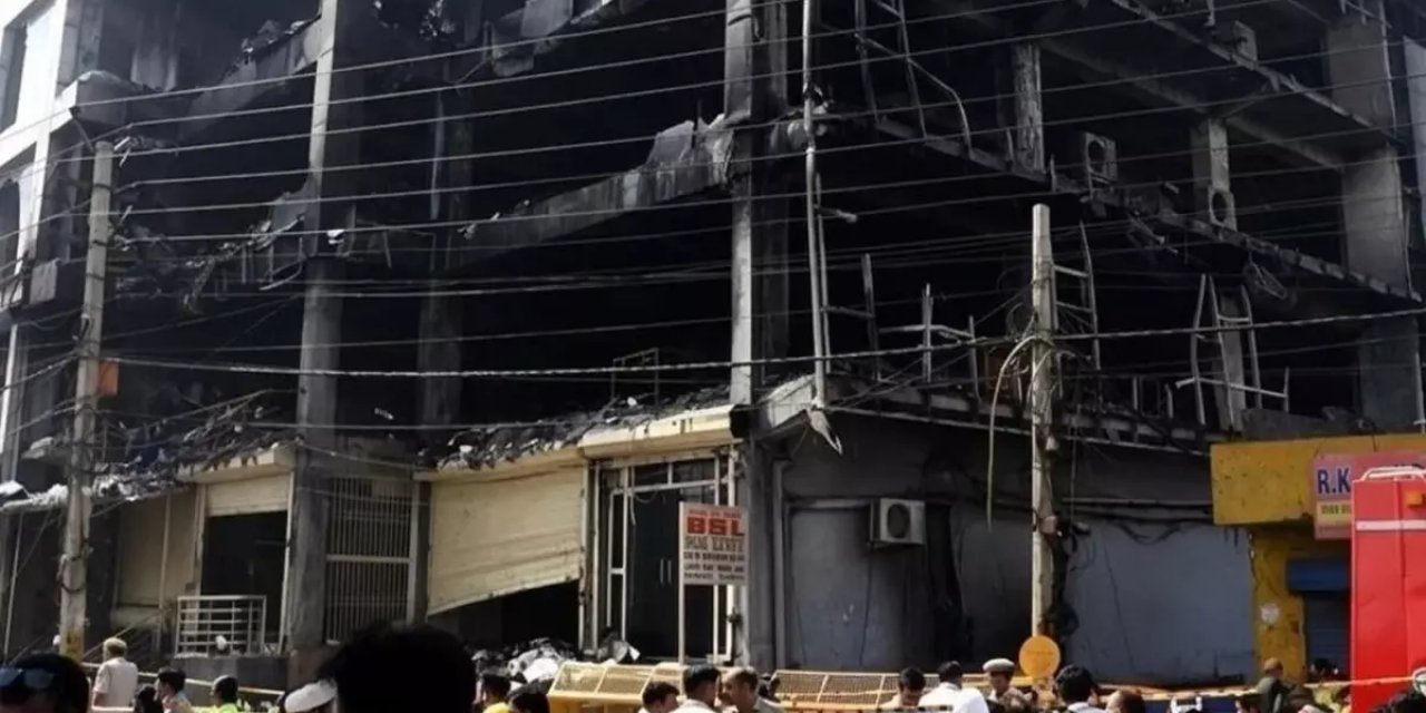 Hindistan'da Çok Katlı Binada Çıkan Yangında 7 Kişi Öldü