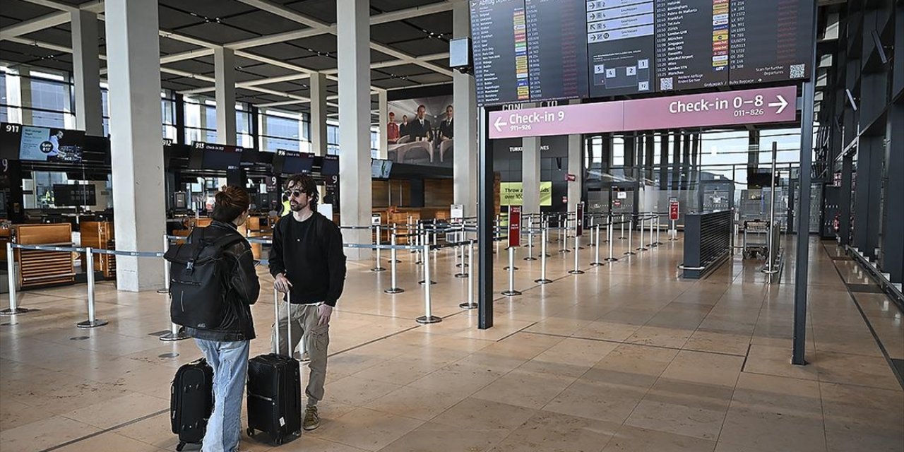 Berlin-Brandenburg Havalimanı'nda Grev Nedeniyle 57 Bin Yolcu Mağdur Oldu