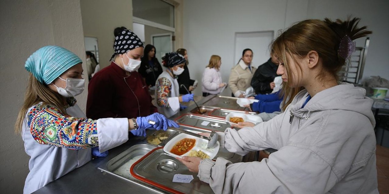 Balıkesir'de Meslek Liseliler Günlük 600 Kişilik Yemek Üretiyor
