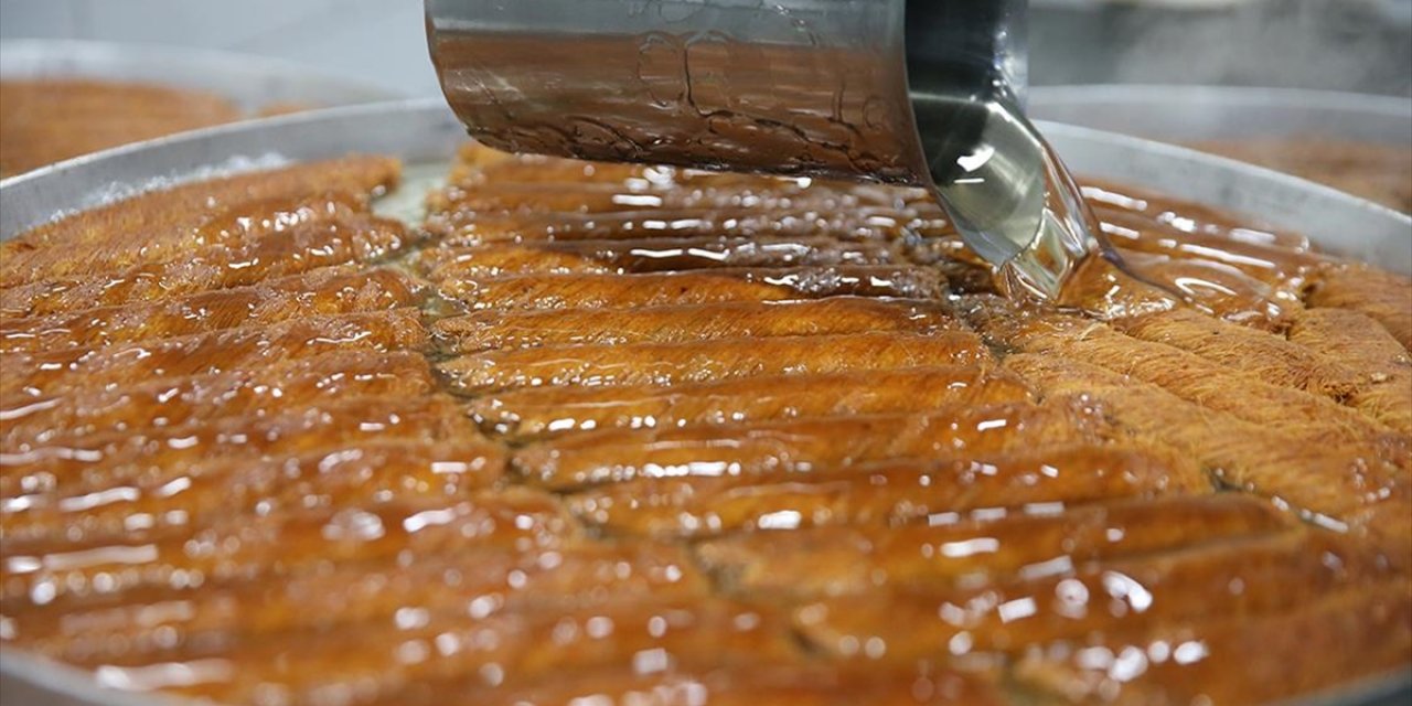 Diyarbakır'da "Bayramda Sofralar Tatlansın" Diye Kadayıf Üreticilerinden Vardiyalı Çalışma