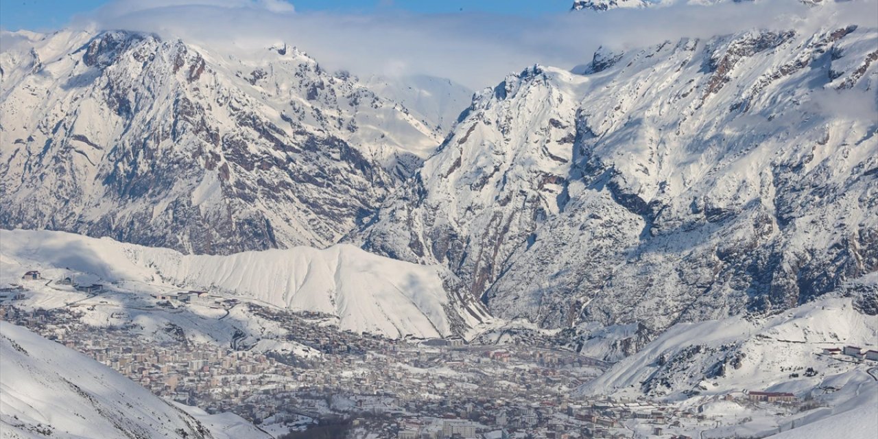 Hakkari'de Beyaz Örtüyle Kaplı Dağlardaki Kar Manzarası Dronla Görüntülendi