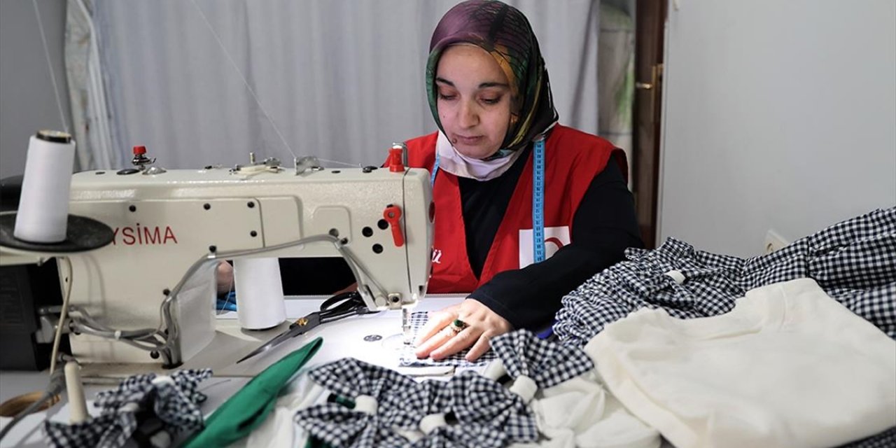 Depremzede Anne, Türk Kızılay Gönüllüsü Olarak Kız Çocuklarına Bayramlık Dikti