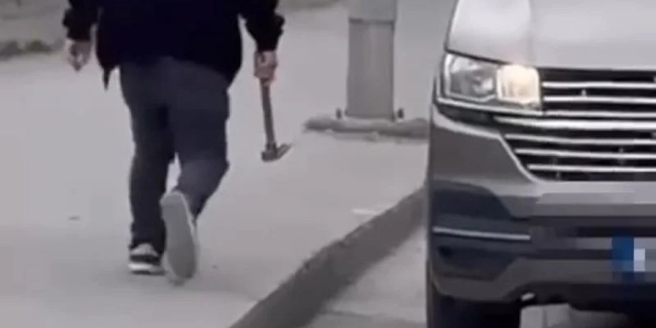 İstanbul'da Aracından Çekiçle İnen Sürücü Kamerayı Görünce Geri Döndü