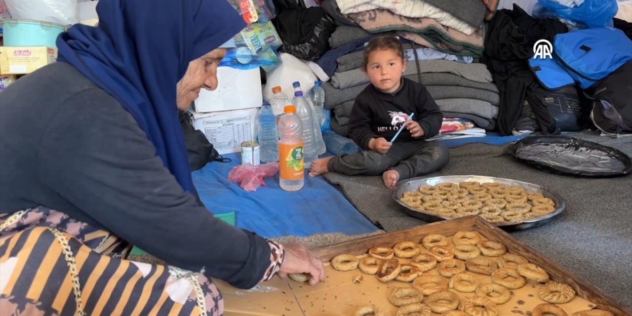 Gazze’de Yerinden Edilen Aileler İmkansızlıklara Rağmen Bayram Çöreği Geleneğini Yaşatıyor