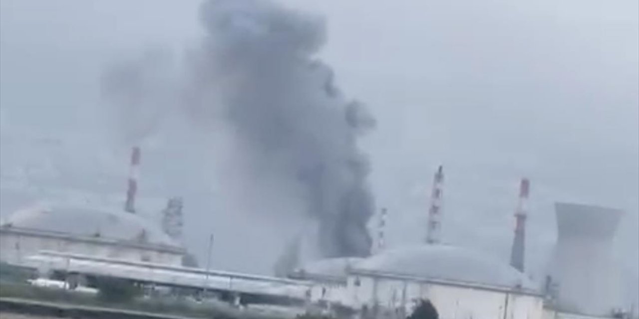 İran’ın Hedef Aldığı İsrail'in Hayfa Kentindeki Petrol Rafinerisinden Siyah Dumanlar Yükseliyor