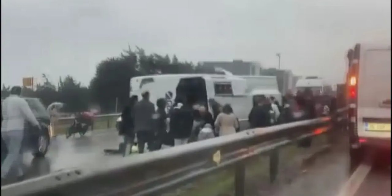 Büyükçekmece'de Servis Minibüsü Devrildi: 1 Ölü 9 Yaralı