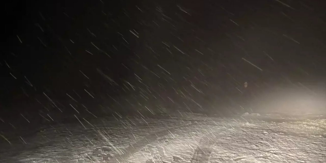 Lapseki'de Kar Yağışı Ulaşımı Zorlaştırdı