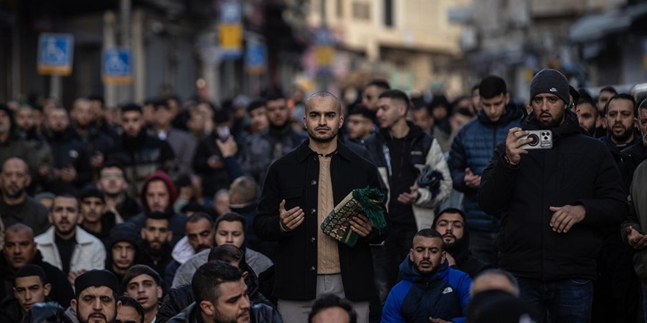 Filistinliler, Bayram Namazını İsrail'in Kısıtlamaları Nedeniyle Kapatılan Mescid-i Aksa Çevresinde Kıldı