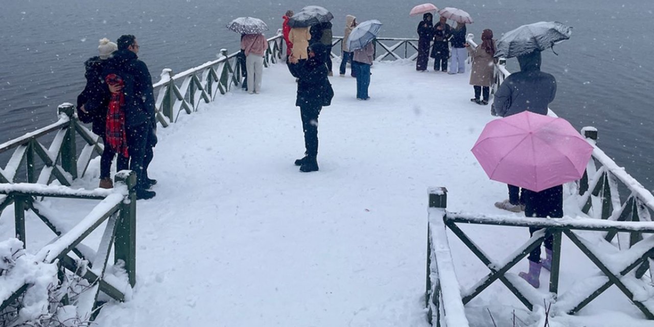 İstanbul'un Yanı Başı Beyaza Büründü! Yerde 20 Santimetre Kar Var