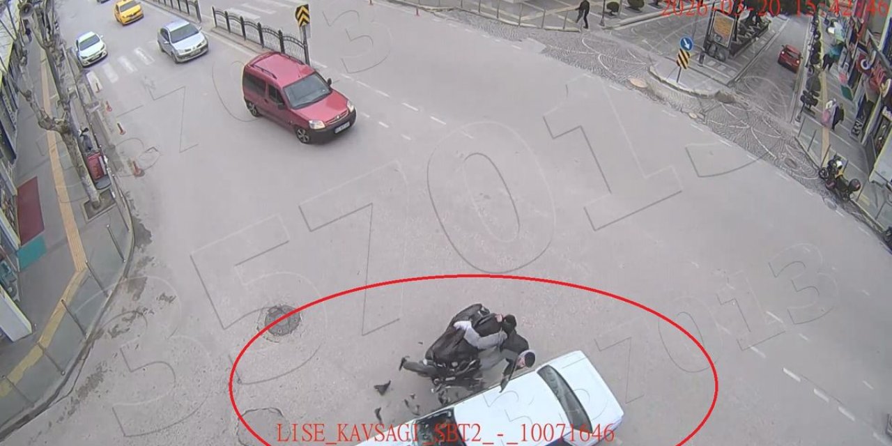 Motosikletin Otomobile Çarptığı Kaza Kamerada: 1 Yaralı