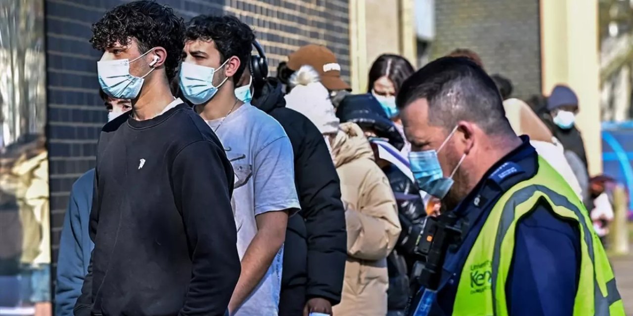 İngiltere'de Korkutan Salgın! Uzmanlar "Süper Bulaşma" Diyerek Uyardı