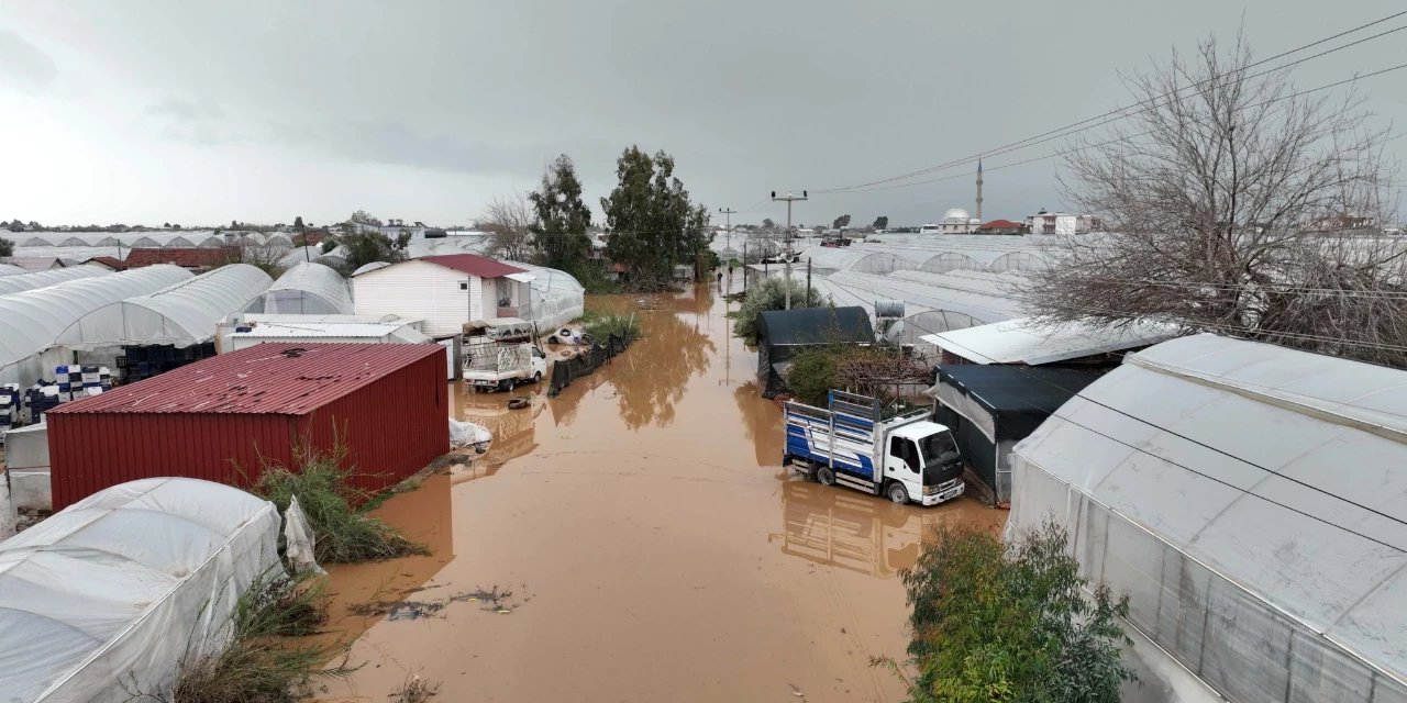 Antalya'da Sağanak Nedeniyle Tarım Arazileri Su Altında Kaldı