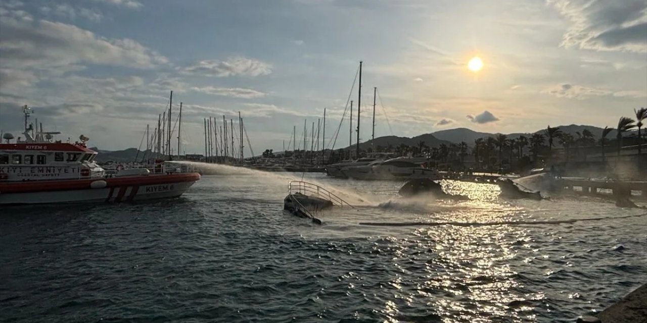 Bodrum'da Marinada Demirli 8 Motoryatı Etkileyen Yangın Kontrol Altına Alındı