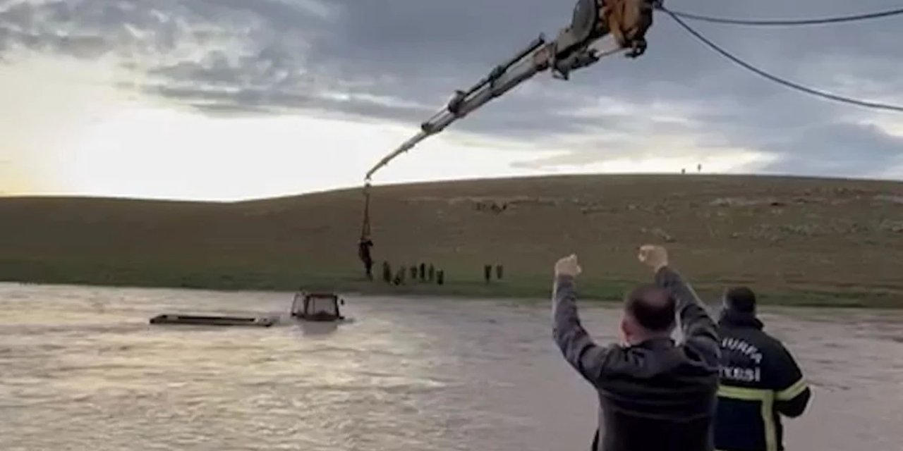 Derede Mahsur Kalan Traktörün Sürücüsü Vinçle Kurtarıldı