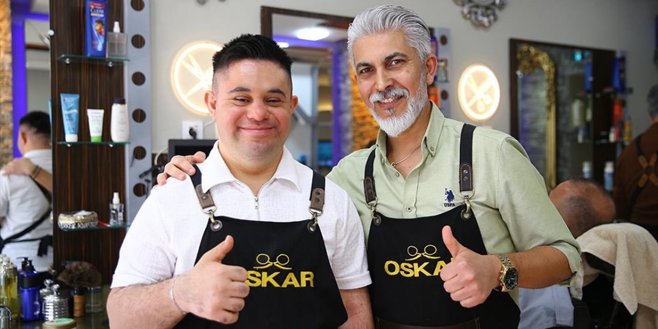 Down Sendromlu Genç Çalıştığı Berber Salonuna Neşe Katıyor