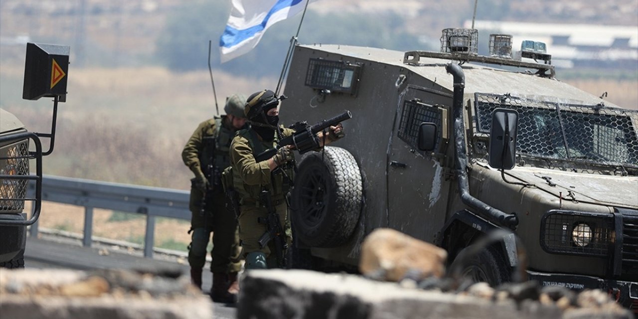 İsrail Askerleri El Halil’de Filistinli Bir Genci Gerçek Mermiyle Ateş Açarak Yaraladı