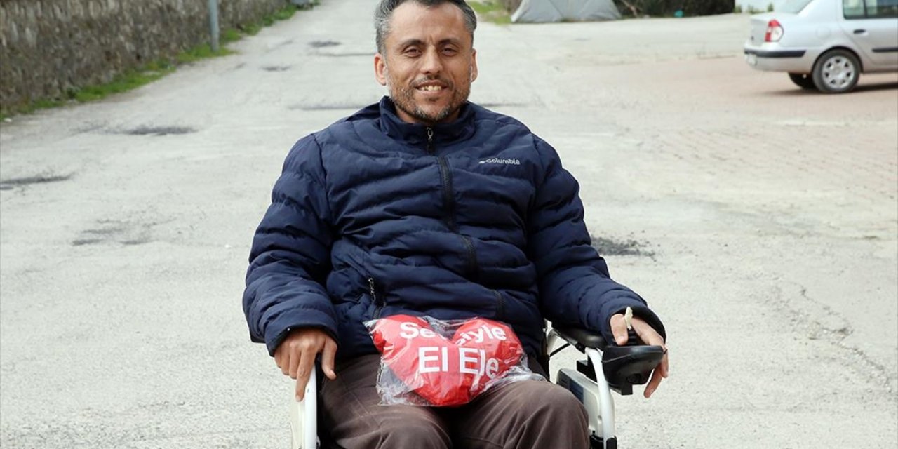 Akülü Tekerlekli Sandalye Sayesinde 25 Yıl Sonra Sokağa Tek Başına Çıkabilecek