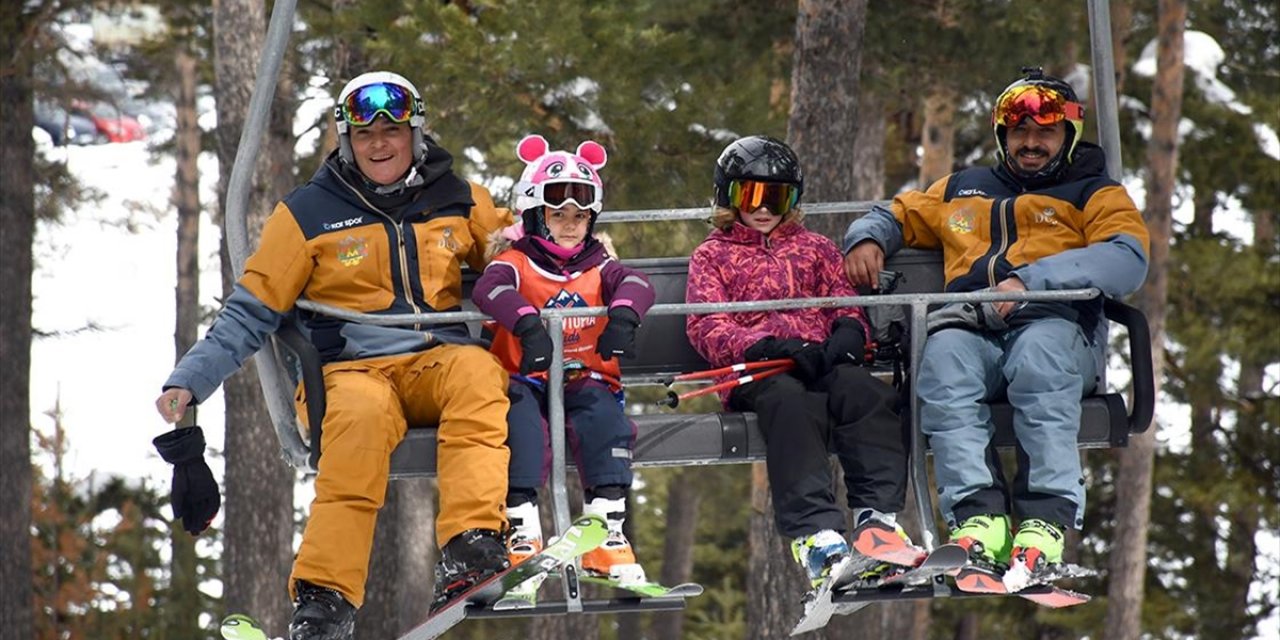 Sarıkamış Kayak Merkezi Bayram Tatilinde Kayakseverlerle Doldu