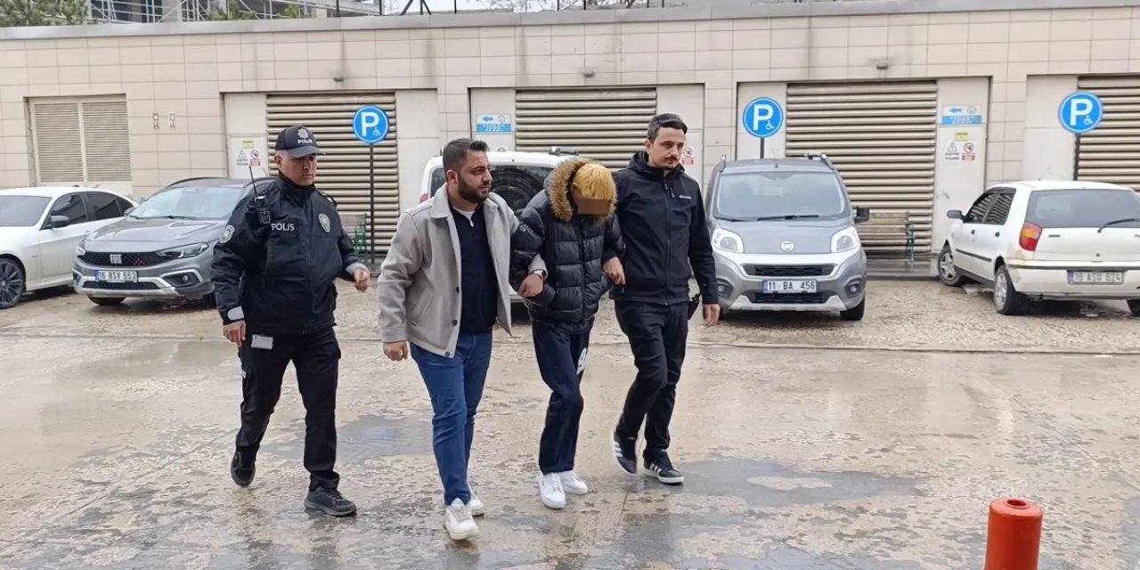 Camide Yarı Çıplak Halde Küfürlü Şarkı Söyledi, Gözaltına Alındı