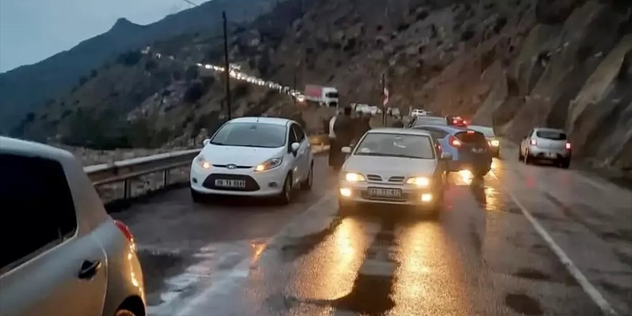 Mersin'de Heyelan Kara Yolunu Kapadı