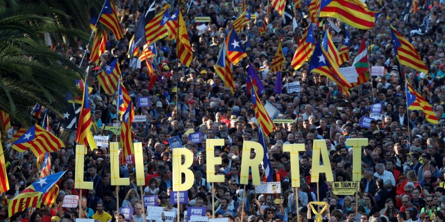 Barselona'da ayrılıkçılarla polis arasında çatışmalar