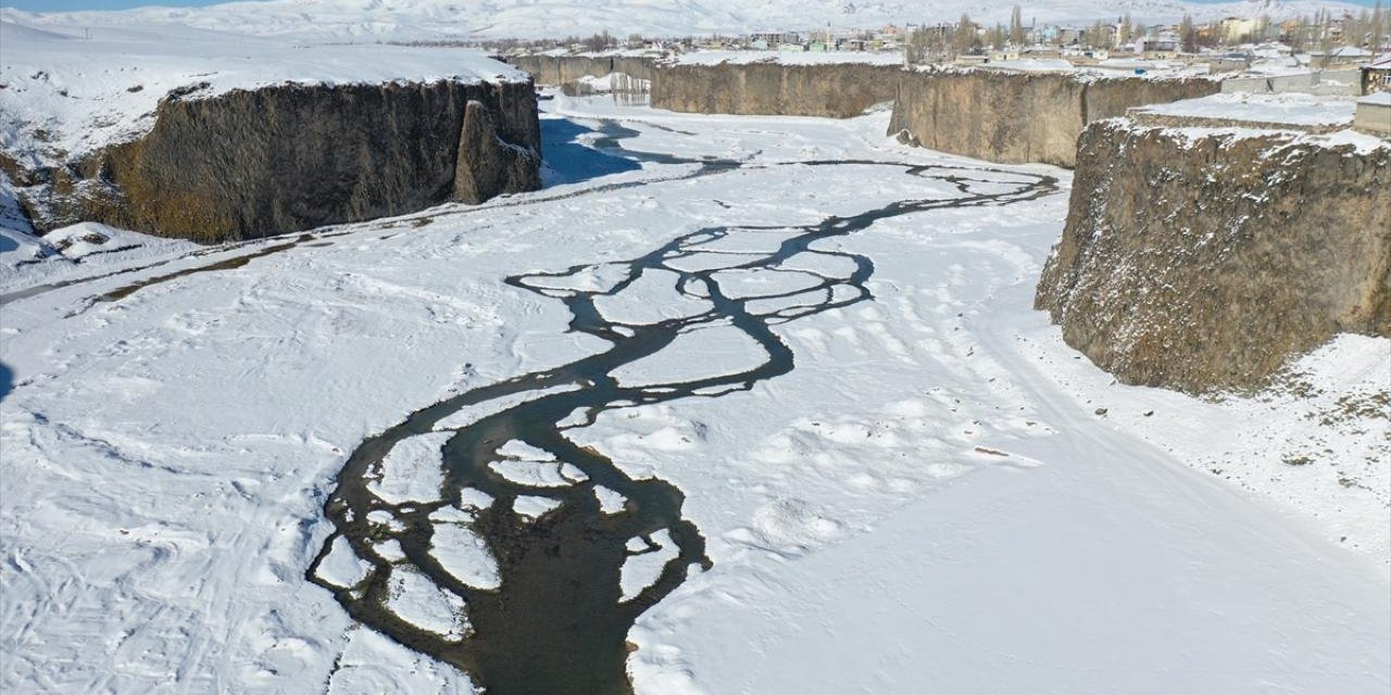 Baharda Karla Kaplanan Murat Kanyonu Gece ve Gündüz Dronla Görüntülendi
