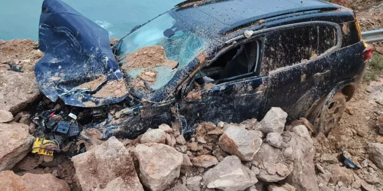 Mersin-Antalya Yolundaki Heyelan Araç Kamerasında