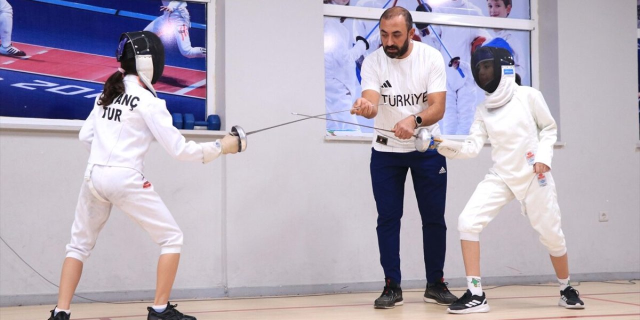 Antrenör Babasının Desteğiyle Başladığı Eskrimde Milli Takımı Hedefliyor