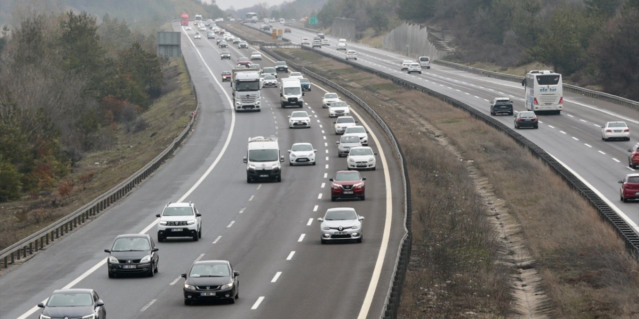 Bayram Tatilinden Dönenler Anadolu Otoyolu'nda Akıcı Yoğunluk Oluşturuyor
