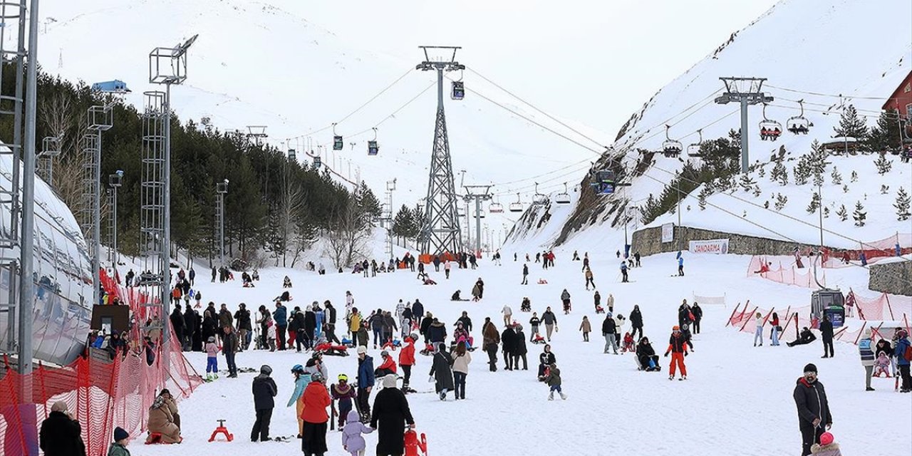 Bayramda Kar Kalınlığı 279 Santimetreye Ulaşan Palandöken, Baharda Tatilcileri Ağırladı