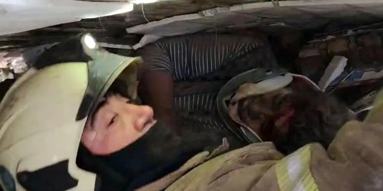 Fatih'te Çöken Binanın Altında Kalanların Çıkarılma Anı Kamerada