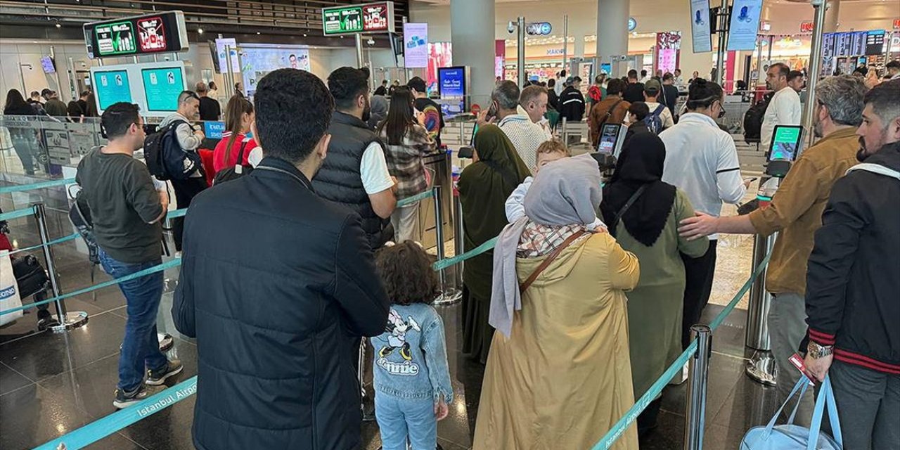 İstanbul Havalimanlarında Tatil Dönüşü Yoğunluğu
