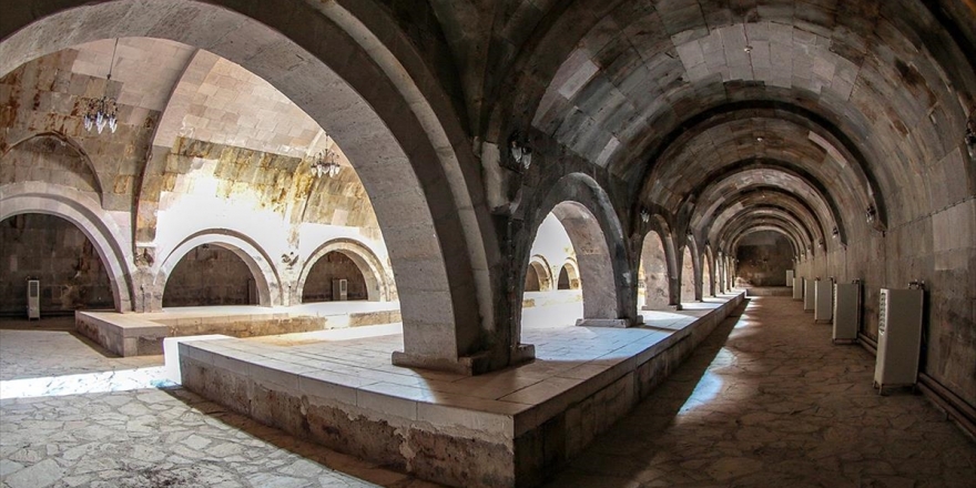 Ejder Kervansarayı Ziyaretçilerini Tarihi Yolculuğa Çıkarıyor