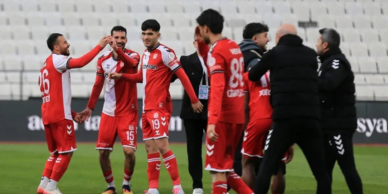 Sivasspor, ''Yoksa Yeniden Küme mi Düşecekler'' Denirken Play-Off Potasına Göz Kırptı
