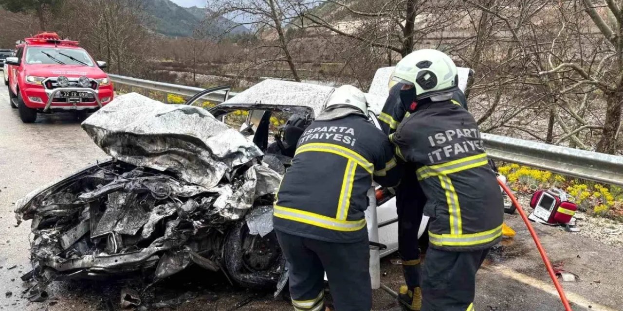 Isparta-Antalya Kara Yolunda Feci Kaza! 2 Ölü, 4 Yaralı