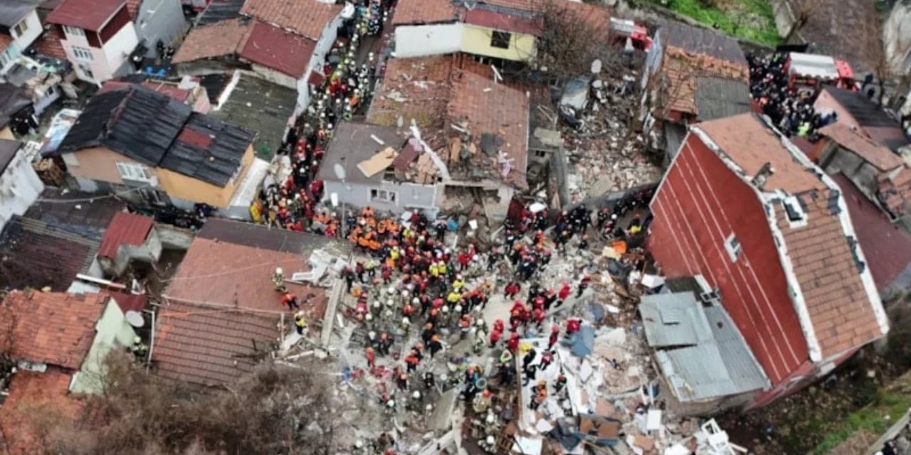 İstanbul Valiliği: Fatih'te Göçük Altında Kalan 11 Vatandaşımızdan Biri Hayatını Kaybetti