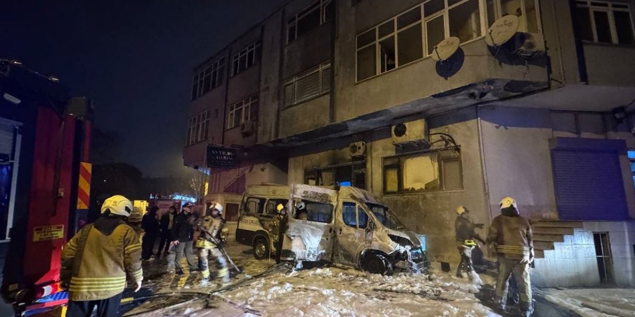 Sarıyer'de Park Halindeyken Alev Alan Okul Servisi Kullanılamaz Hale Geldi