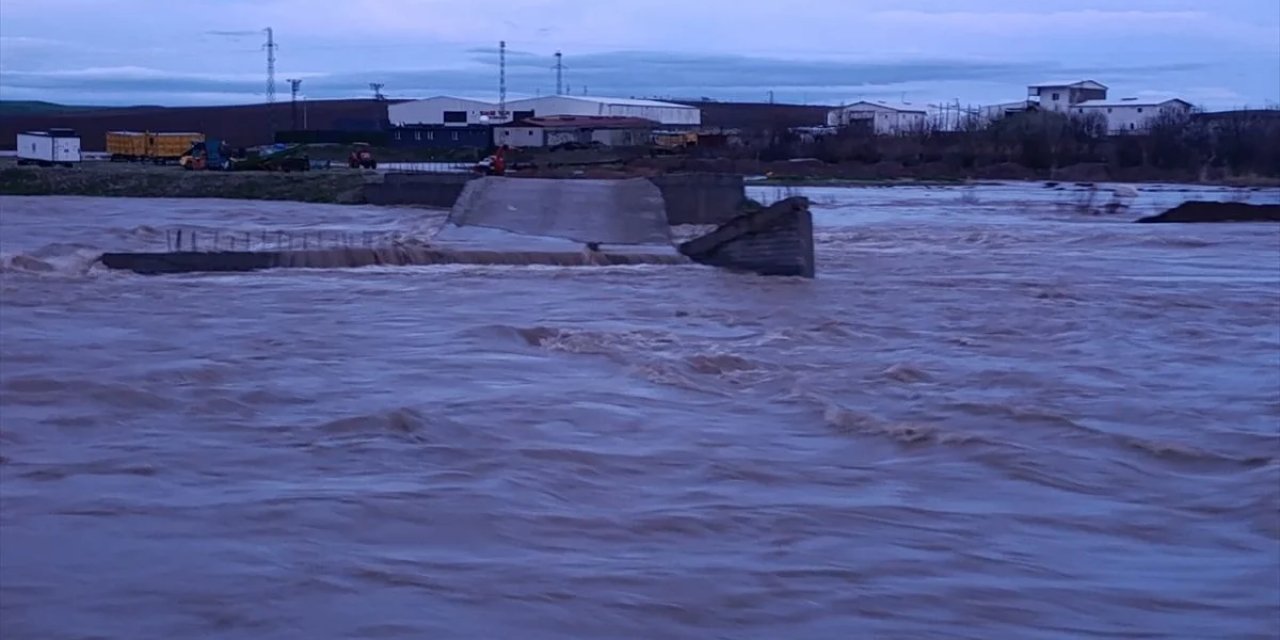 Diyarbakır'da Sağanak Nedeniyle Debisi Yükselen Çayın Üzerindeki Köprü Yıkıldı