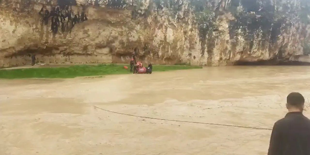Adıyaman'da Sel Sularına Kapılıp, Mağaraya Sığınan 4 Çiftçi Kurtarıldı