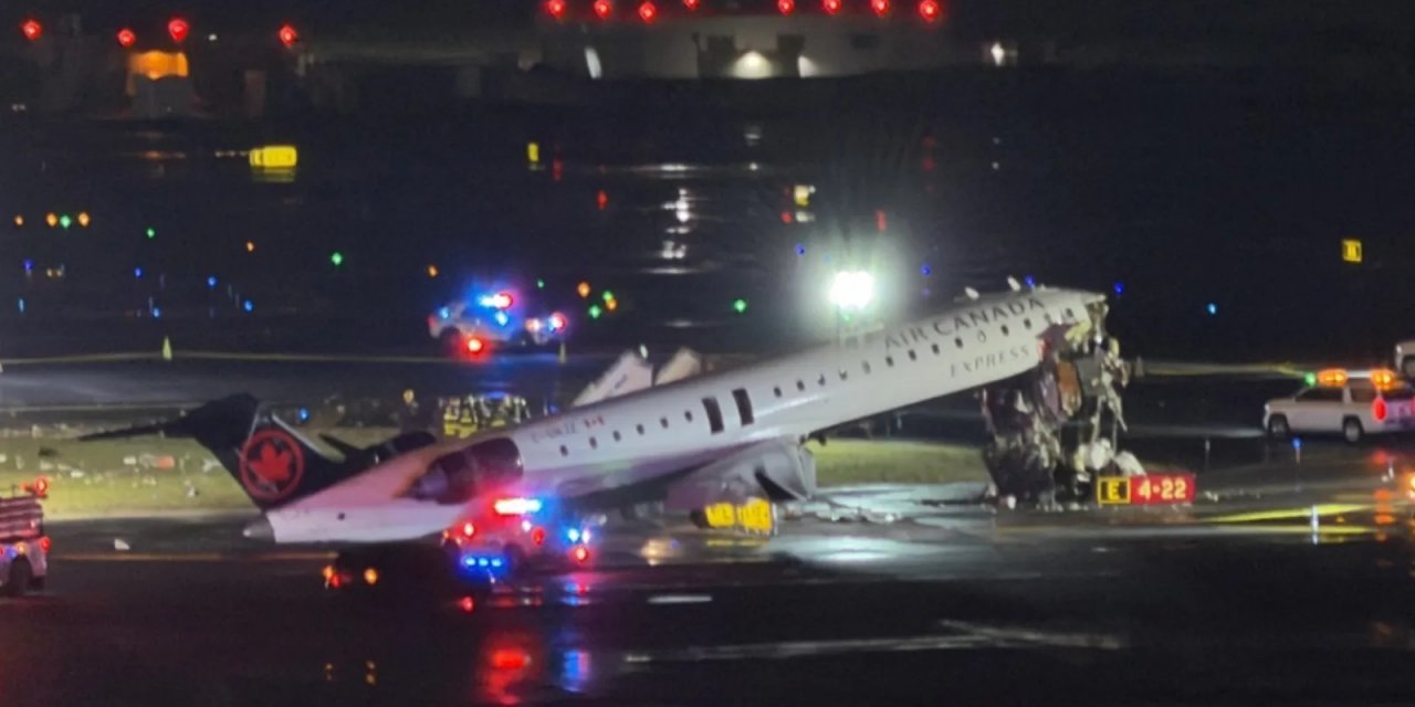 New York'ta Havalimanına İnen Yolcu Uçağı İtfaiye Aracına Çarptı: Pilot Ve Yardımcı Pilot Hayatını Kaybetti