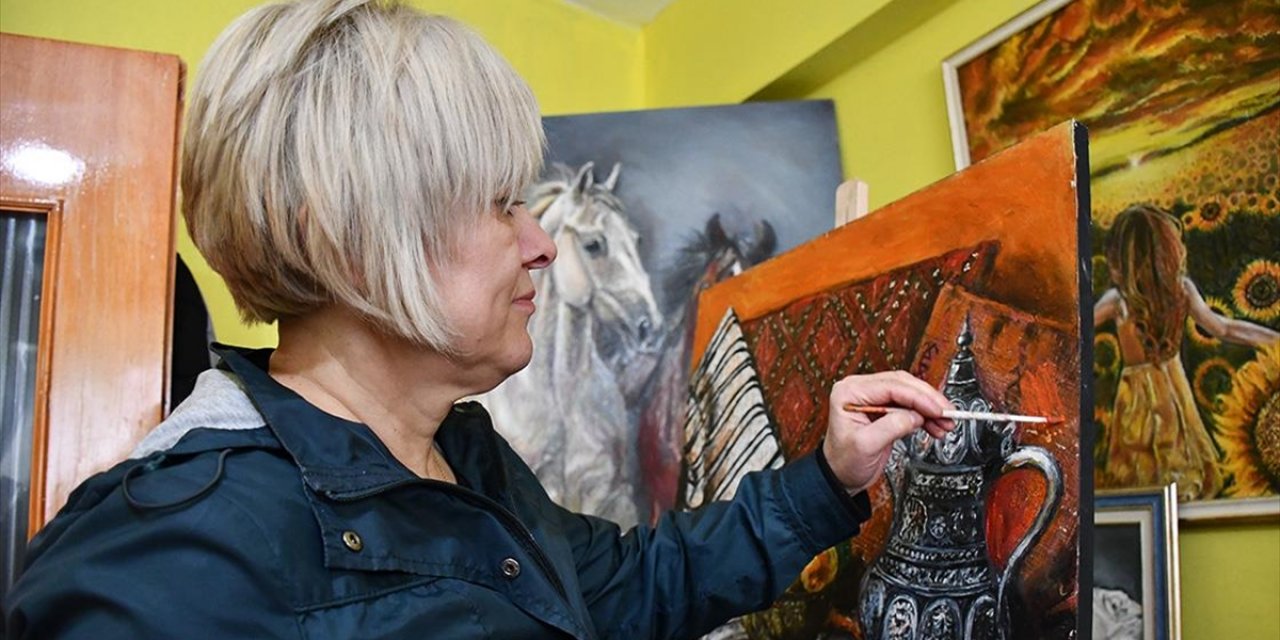 Atölyeye Dönüştürdüğü Kuaför Dükkanında Hayallerini Resmediyor