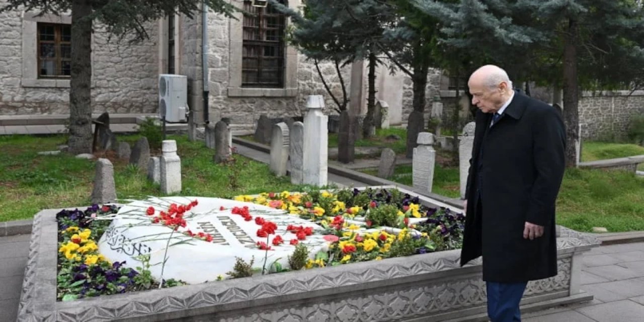 Devlet Bahçeli, Muhsin Yazıcıoğlu'nun Kabrini Ziyaret Etti