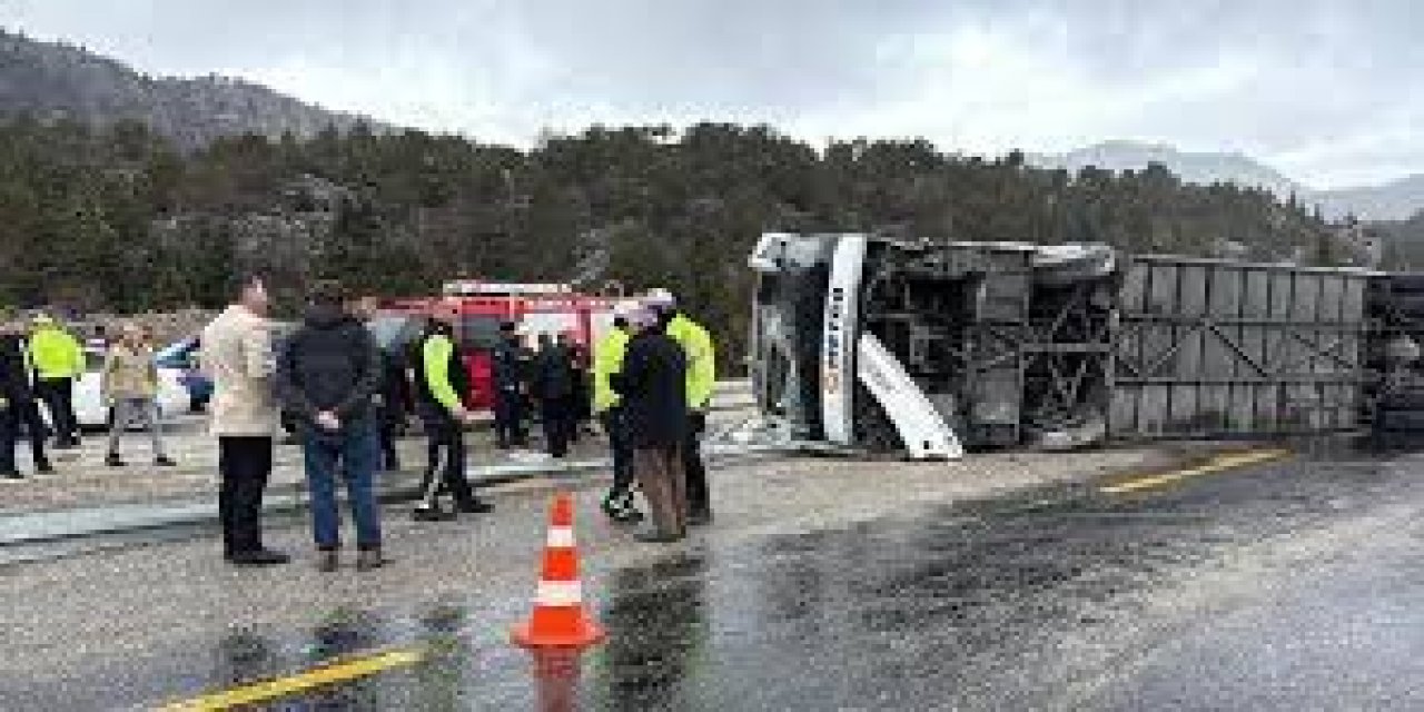Konya'da Yolcu Otobüsü Devrildi: 2'si Ağır 15 Yaralı