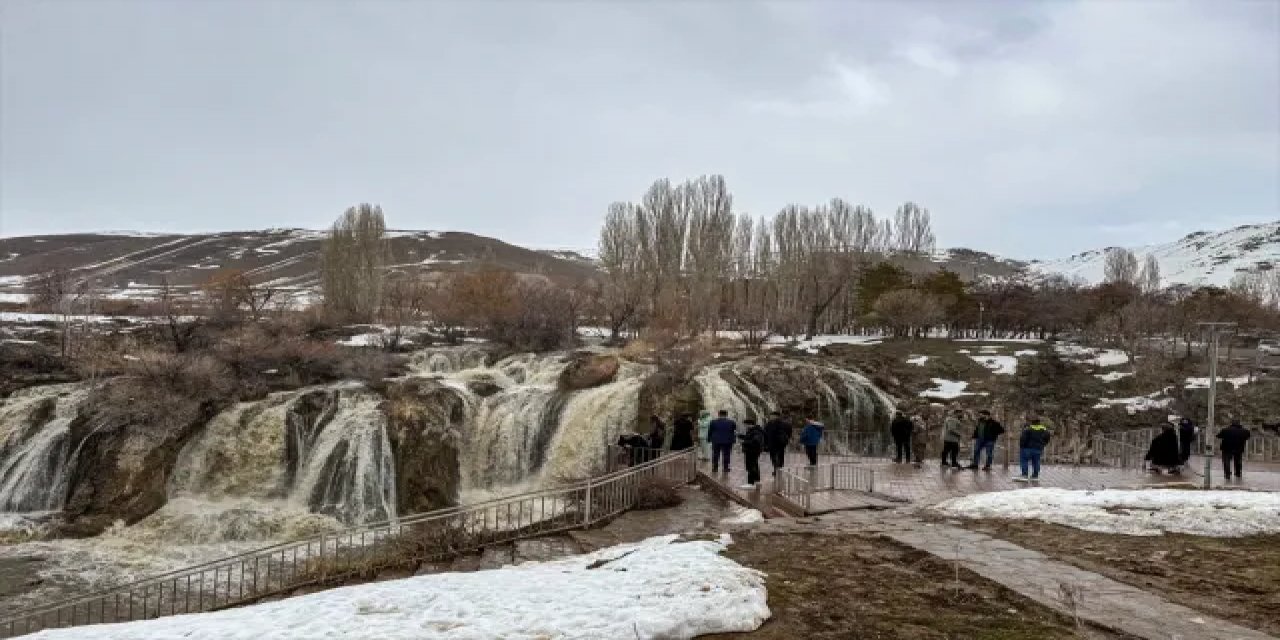 Muradiye Şelalesi Yağışların Etkisiyle Daha Coşkulu Akmaya Başladı